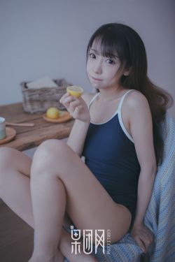 舌头伸进去里面吃小豆豆